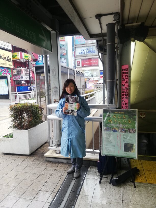 2019年3月松戸市民劇場での地域猫映画上映会にて、活動リーフレットを持つ動物福祉団体いのち代表の木村悦子